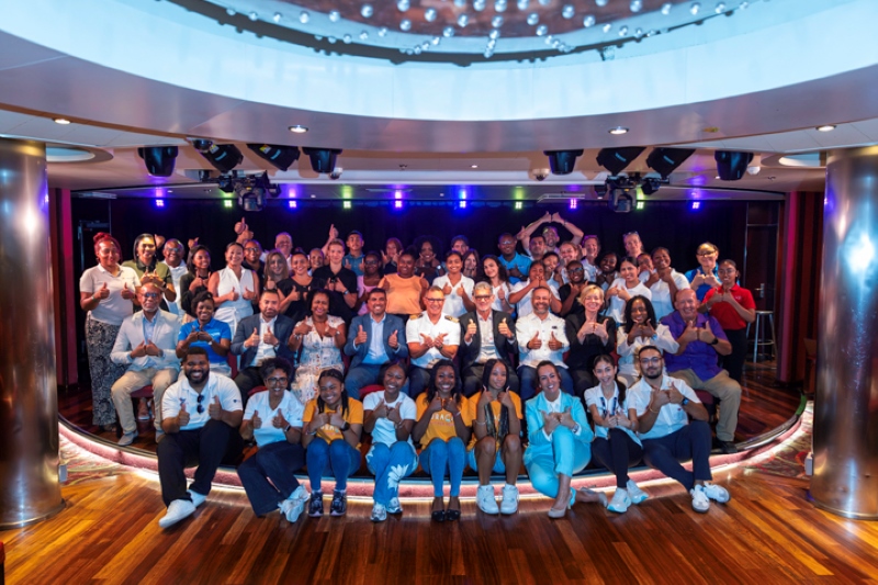 Studenten_van_Curaao_verkennen_cruisebanen_aan_boord_van_Carnival_Horizon