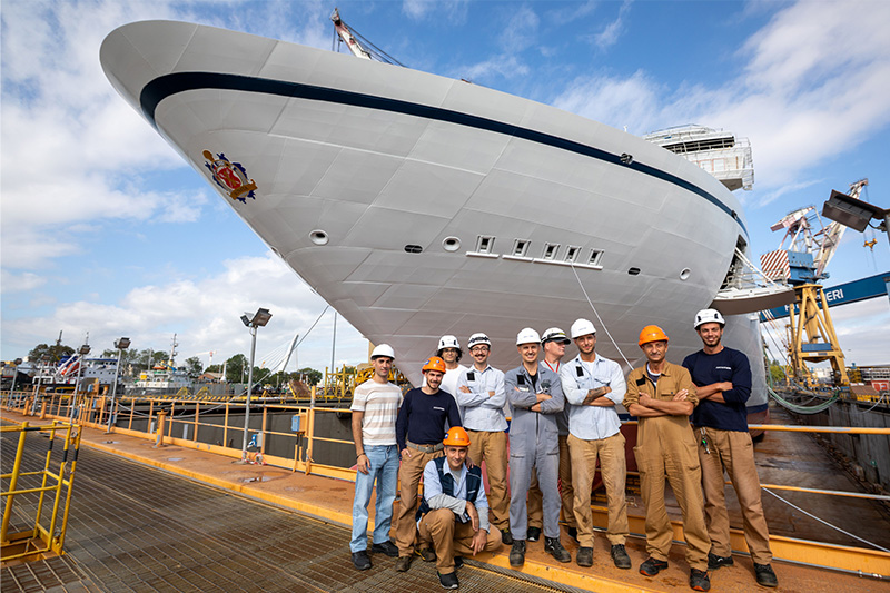 Oceania Sonata te water gelaten op werf in Marghera