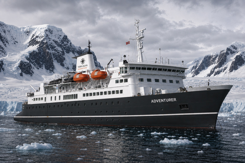 Terra_Nova_wisselt_van_schip_om_Antarcticaseizoen_veilig_te_stellen