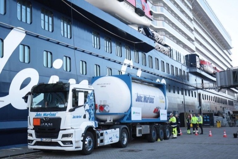 Mein_Schiff__bunkert_voor_het_eerst_methanol_in_Kiel
