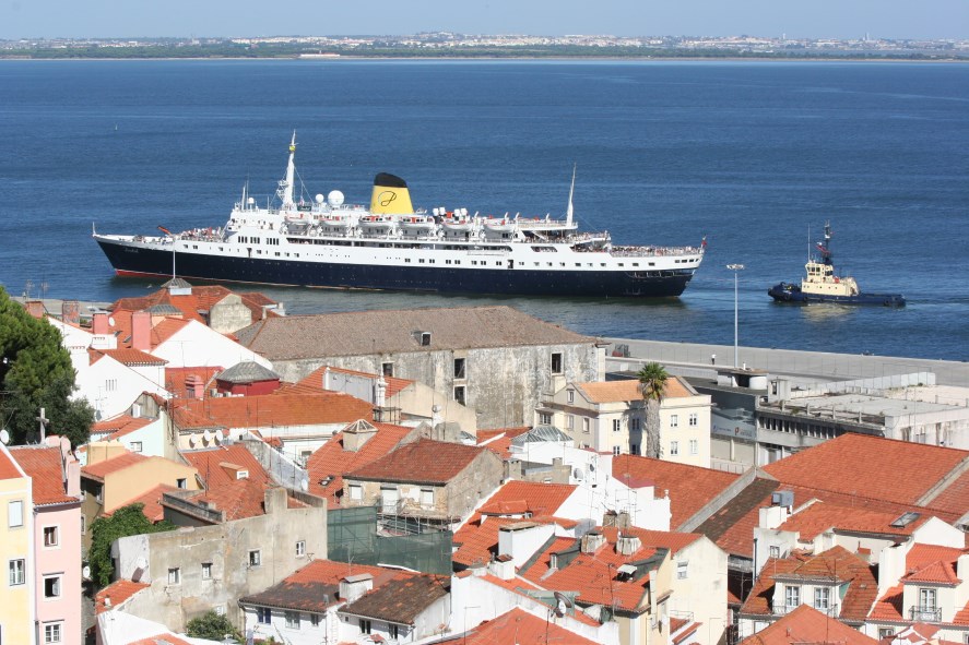 Cruiseschip_Funchal_wordt_in_Portugal_geveild