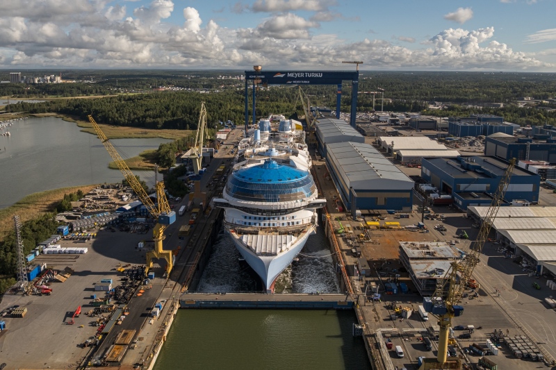 Royal_Caribbean_laat_Hero_of_the_Seas_voor_het_eerst_het_water_in_bij_Meyer_Turku