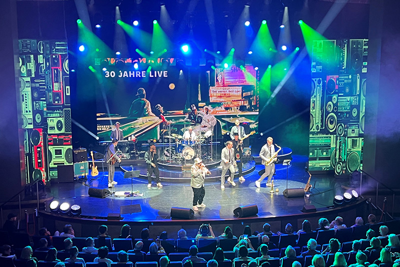 Mein_Schiff_Flow_vaart_in__met_ELBJAZZ_en_ABBAthema