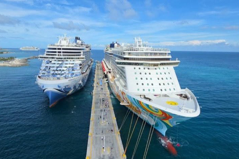 Nieuwe_pier_Great_Stirrup_Cay_ontvangt_voor_het_eerst_twee_schepen_tegelijk