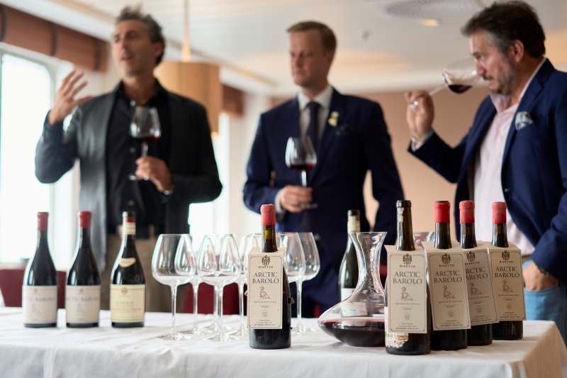 Hurtigruten_schenkt_Barolo_die_een_jaar_onder_het_Arctische_water_rijpte