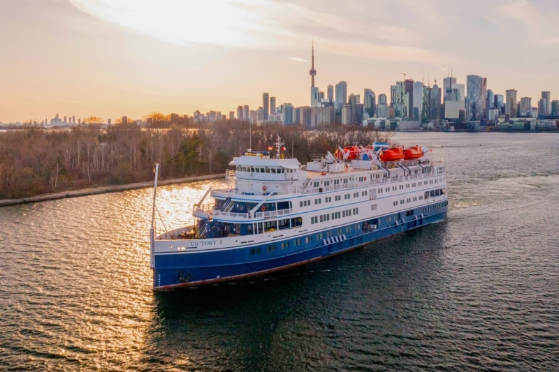 Statia_huurt_Victory_I_in_als_drijvend_hotel_tijdens_historisch_jubileum