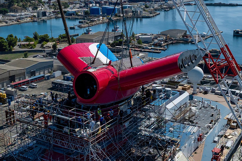Carnival_Freedom_krijgt_nieuwe_schoorsteen_tijdens_droogdok