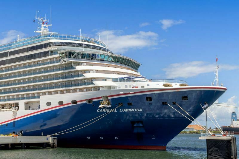 Carnival_Luminosa_vertrekt_voor_cruise_van__nachten_naar_Japan