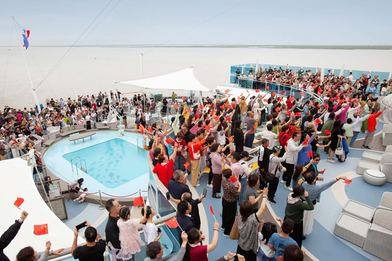 Twee schepen van Adora Cruises varen uit op Chinese Nationale Feestdag