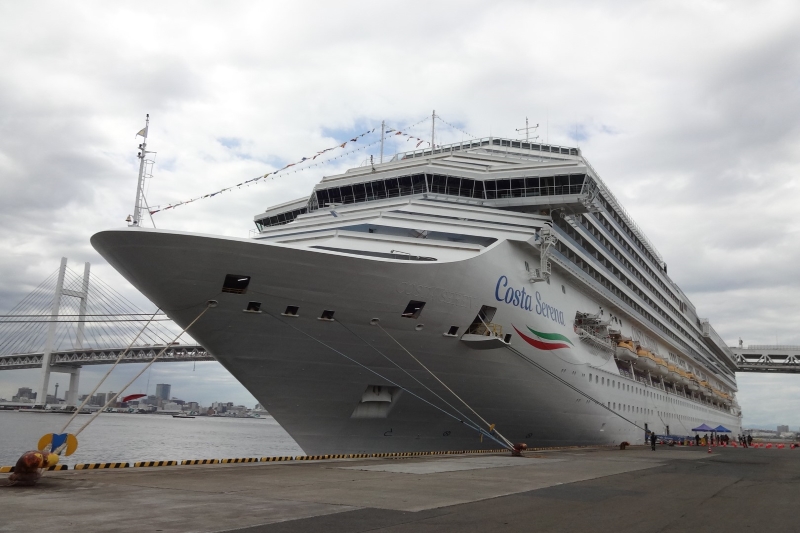 Costa_Serena_voor_het_eerst_in_Yokohama_tijdens_afscheidsseizoen_in_Azi