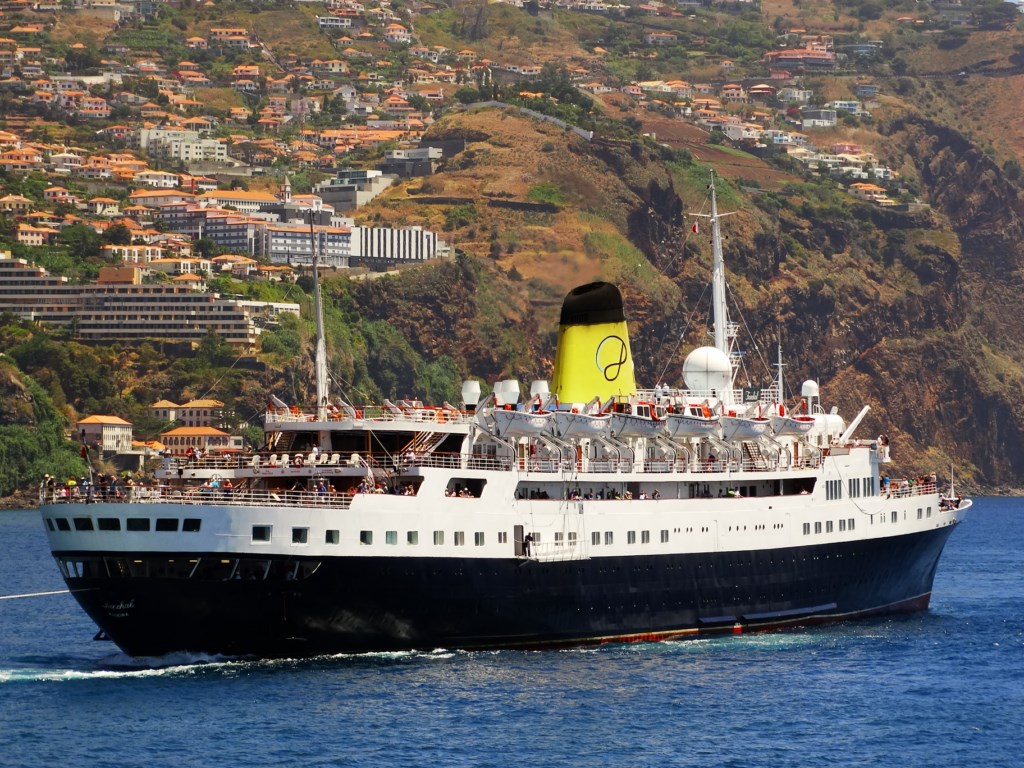 Griekse_reder_koopt_cruiseschip_Funchal_op_veiling