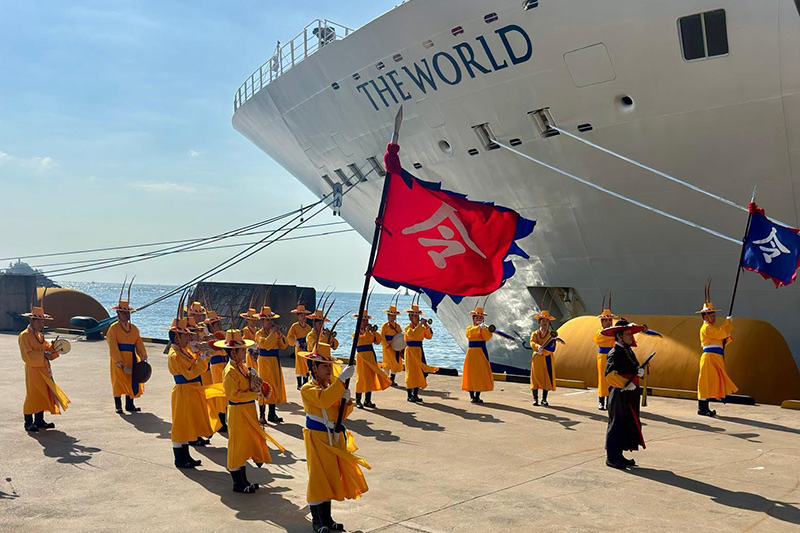 The_World_Residences_at_Sea_legt_voor_het_eerst_aan_in_Sokcho