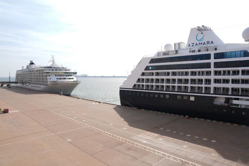 Azamara_Pursuit_en_The_World_doen_vlak_na_elkaar_Tianjin_aan